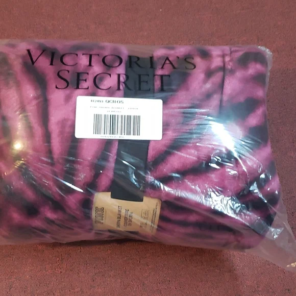 New Victoria's secret pink Sherpa blanket - Picture 1 of 2